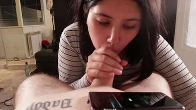 Πειράζω την ετεροθαλή αδελφή μου ενώ βλέπει Disney [Cum]